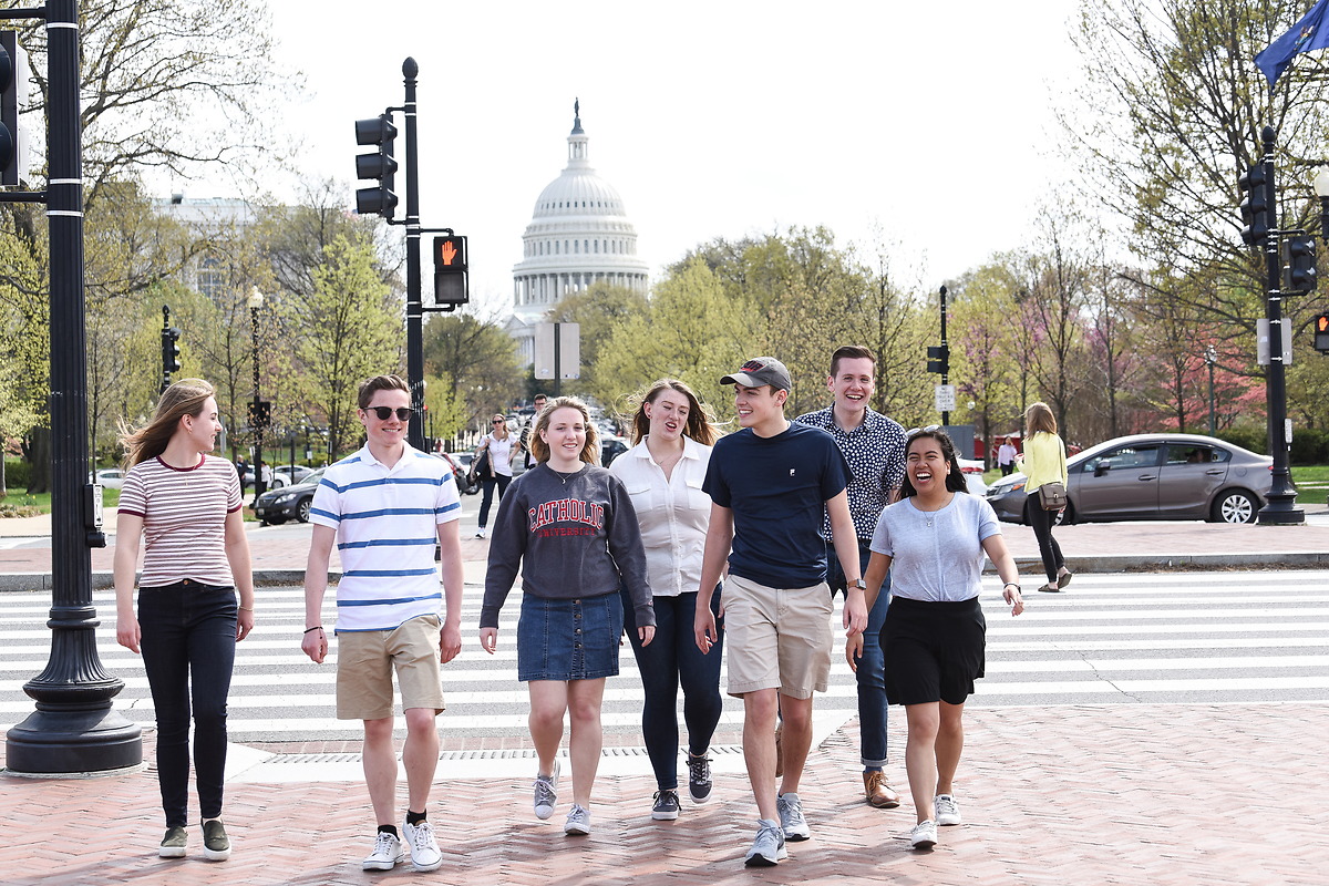 学生们走在美国.S. Capitol