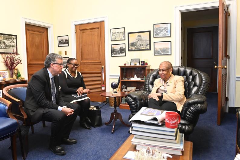 President Kilpatrick sitting with Delegate Eleanor Holmes Norton and an Alumna