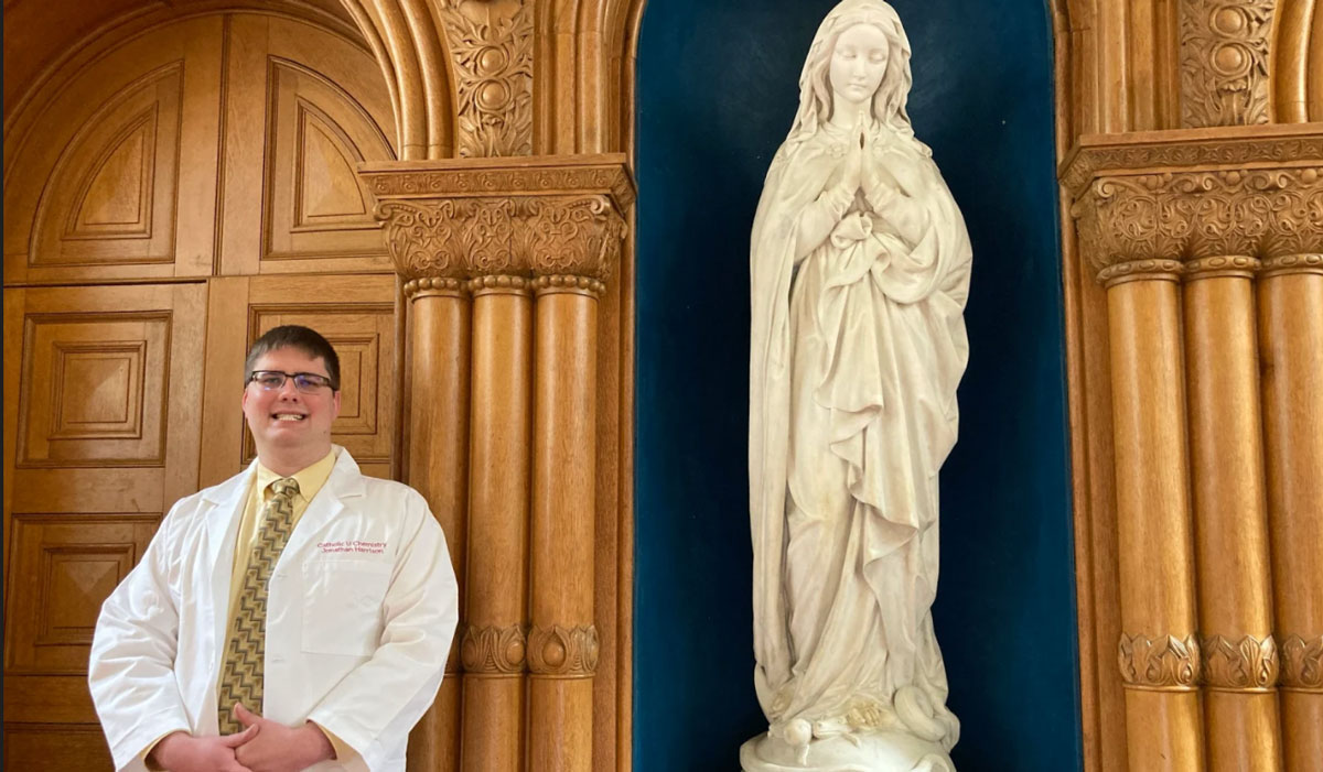 Biochemistry and Theology Double Major Pursues Medicine Through Faith Lens